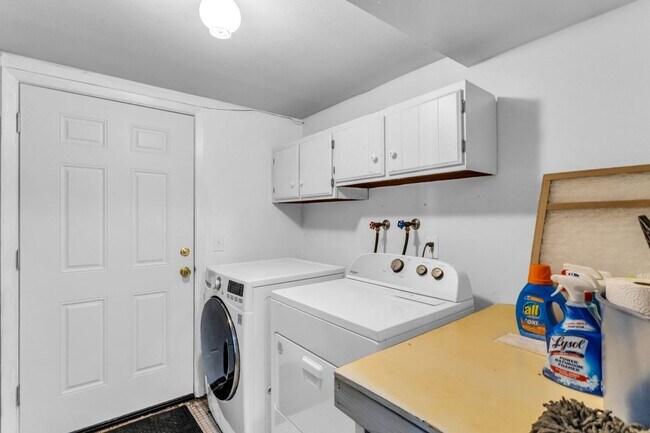 Building Photo - Park Meadows - Brand New Carpeting & Landscaping Included!