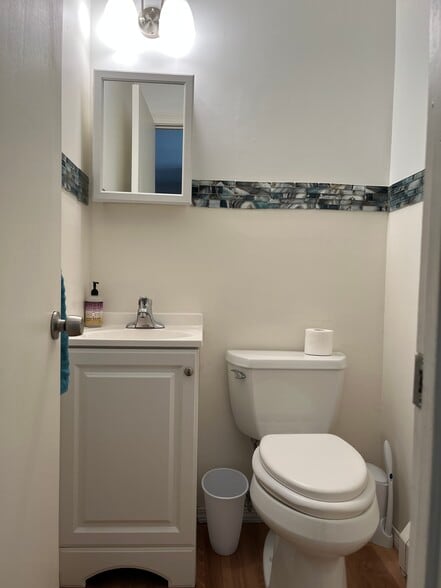 Main level bathroom - 16 Caesar Dr