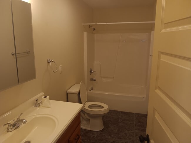 Building Photo - 809 Island View Dr
