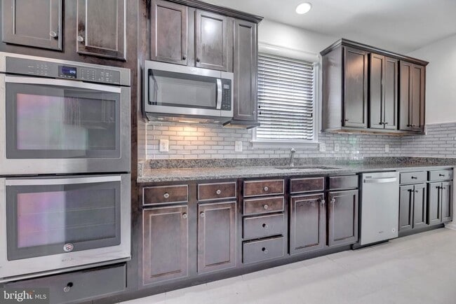 Building Photo - 8008 Hubble Dr