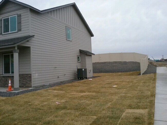 Building Photo - 4 bed 2.5 bath home in Mae Valley area of Moses Lake