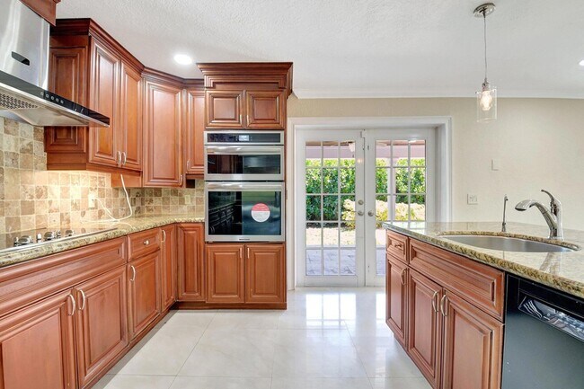Building Photo - 4610 Pine Tree Dr