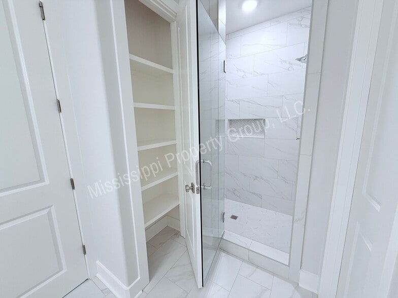 Building Photo - 684 Miramar Ln