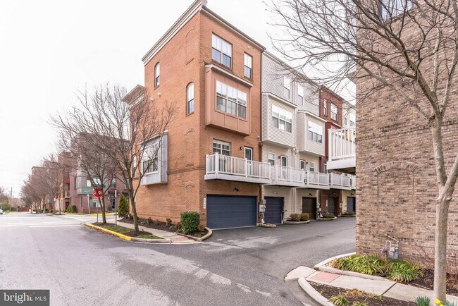 Building Photo - 4560 Longfellow St