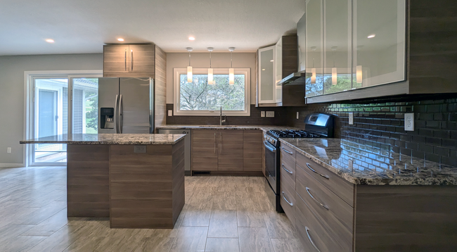 Primary Photo - 2621 OAKRIDGE DR SW