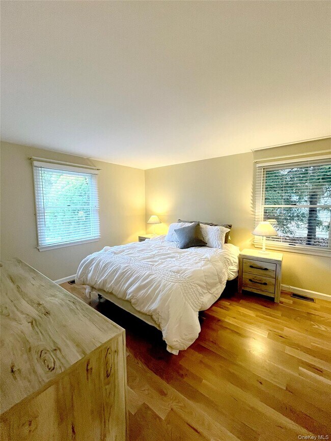 Building Photo - 25 Squires Ave