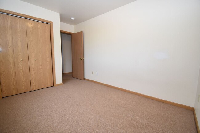Building Photo - Townhouse-style End unit 3BD, 1.5 BA