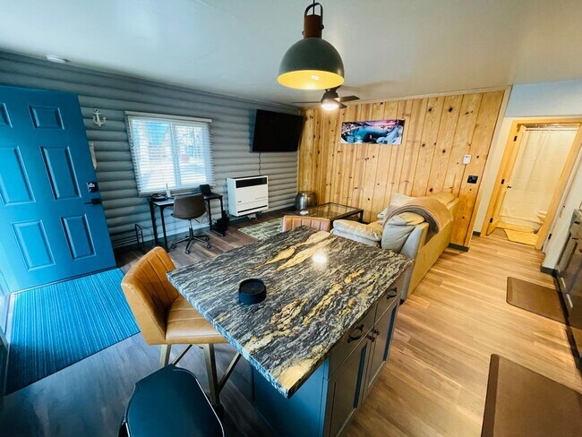 Building Photo - Fully Furnished 1 bed 1 bath unit availabl...