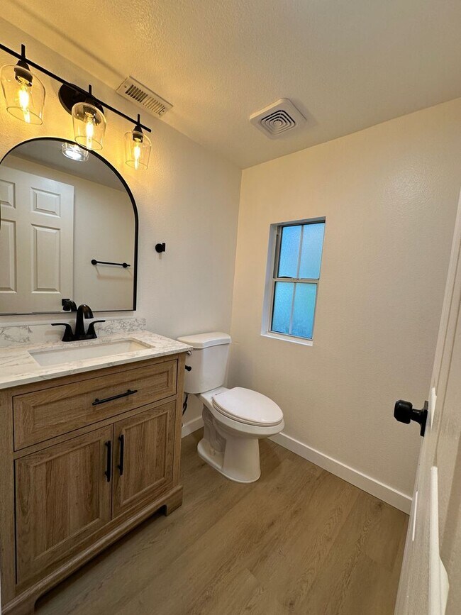 Building Photo - Townhouse at the Bordeaux Gated Community 3bed 2.5 bath