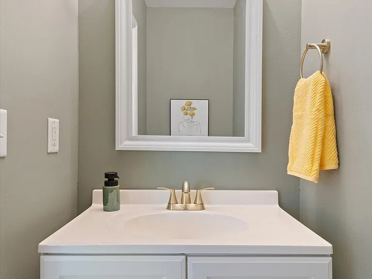 Half Bathroom - 1613 Brentwood Pointe