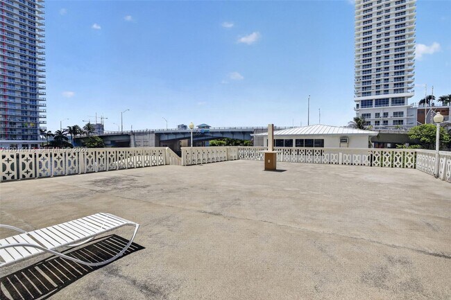 Building Photo - 1817 S Ocean Dr