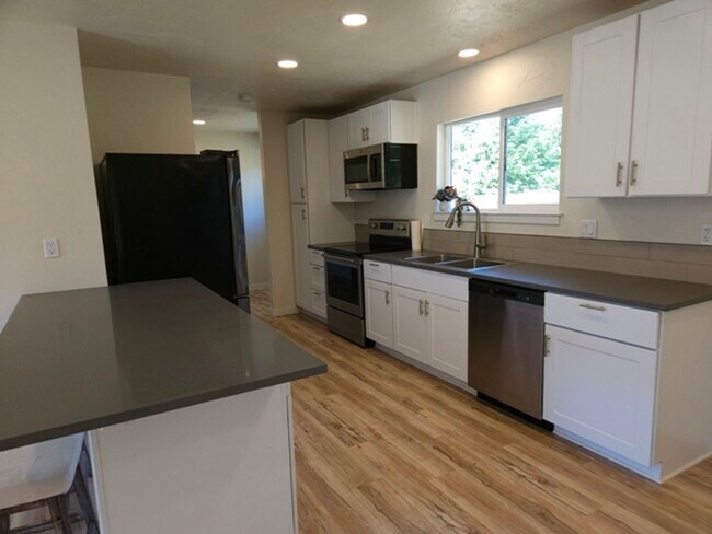 Building Photo - 3Bd/2.5Ba Single Story Home-For viewing!