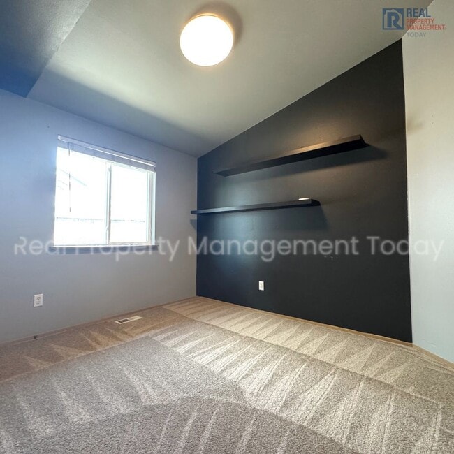 Building Photo - Great 3 bedroom home available NOW Close T...