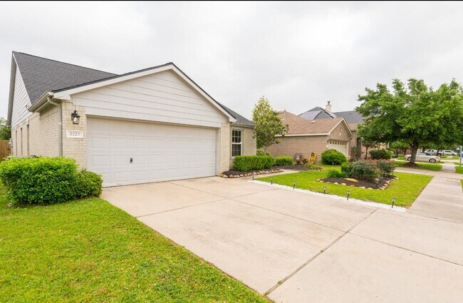 Building Photo - 3223 Legends Creek Dr