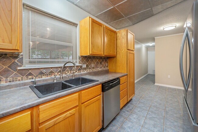 Building Photo - 713 Gibbs Ave