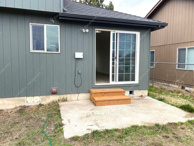 Building Photo - Bright Redmond Duplex — Steps from Umatilla Sports Complex, Garage & Fenced Yard