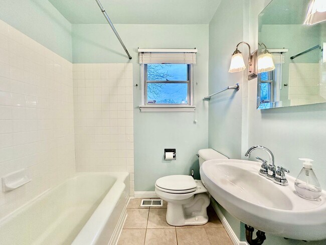 Building Photo - Bungalow Style Single-Family Home in Mt. Tabor Neighborhood