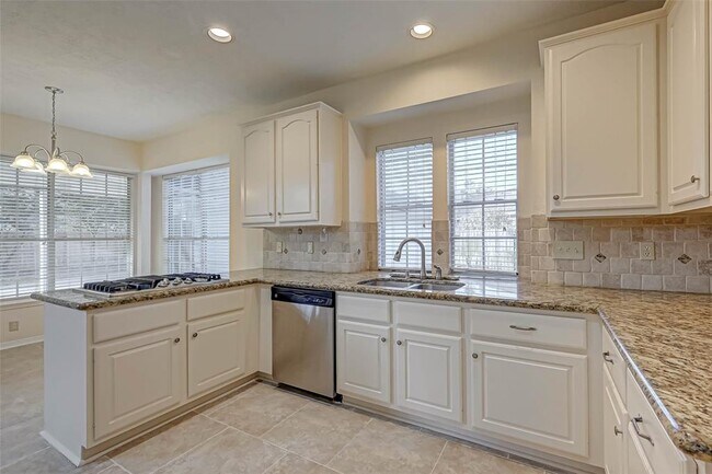 Building Photo - 910 Chinni Ct