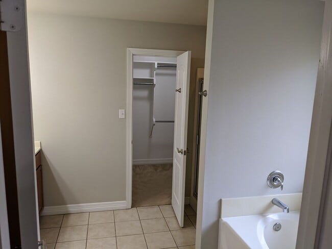Building Photo - 5805 Thompson Pl
