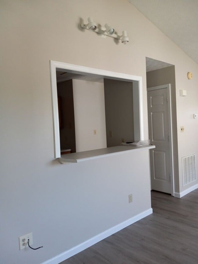 Building Photo - Beautiful 2 bedroom 2 bath duplex in East ...