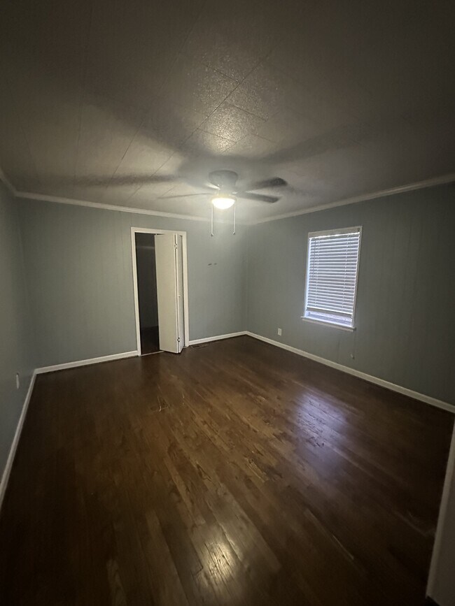 Building Photo - 1633 Yvonne Dr