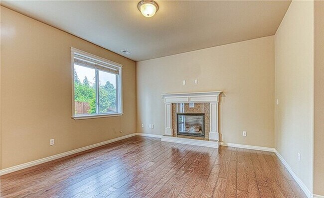 Building Photo - Meticulously maintained fully air conditioned 3 bedroom and 3 bath house in Serrano Community!