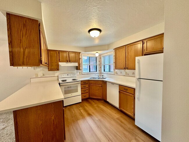 Building Photo - For Rent: Cozy 2 Bed / 2 Bath Condo with Enclosed Yard & Detached Garage