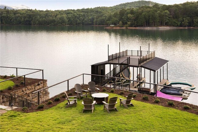 Building Photo - 725 Rocky Point Dr