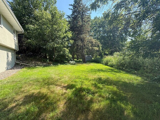 Building Photo - Remodeled 5BR/2BA Walkout Rambler Near Fish Lake Available Now! Lawn care Included!