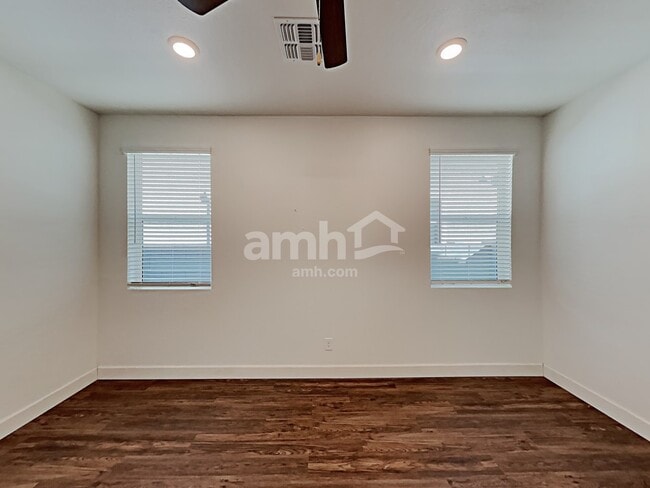 Building Photo - 632 W Hackamore Ave