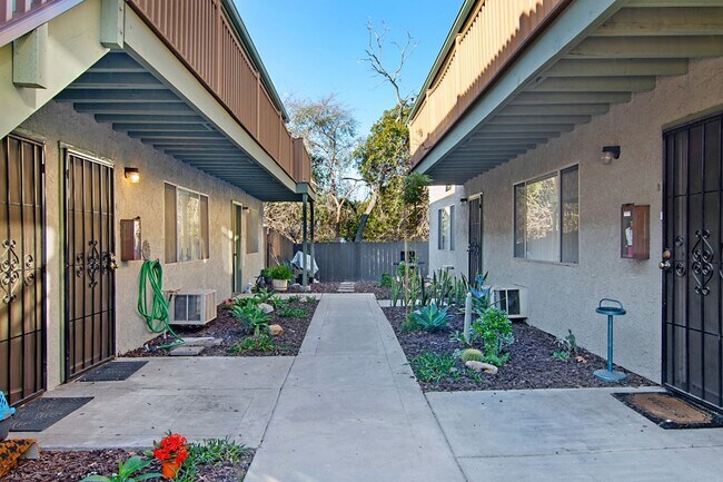 Building Photo - Upper floor 1 bedroom in quiet neighborhood with parking, AC - close to San Diego