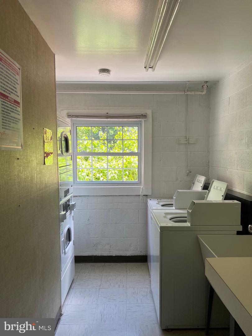 Building Photo - 3945 Lyndhurst Dr