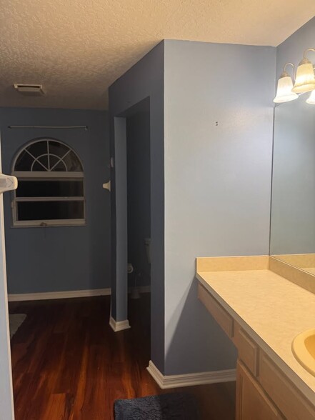 Building Photo - 697 Sheridan Woods Dr