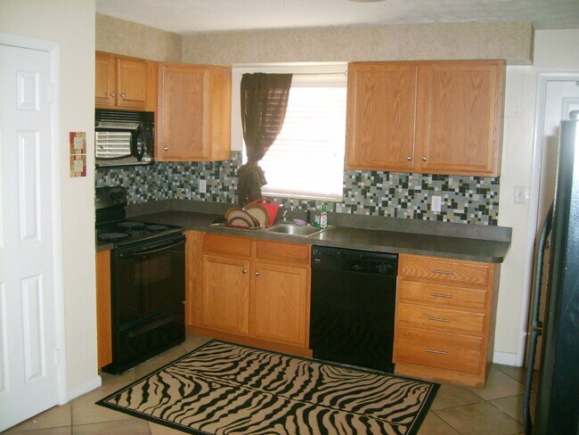 Building Photo - Available Fall 2026! 3 Bed/2 Bath House Right off of NW 34th St. Close to UF