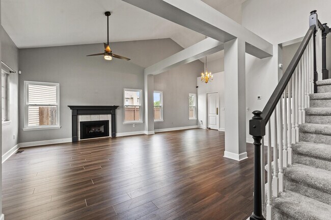 Building Photo - 800 Palomino Ln