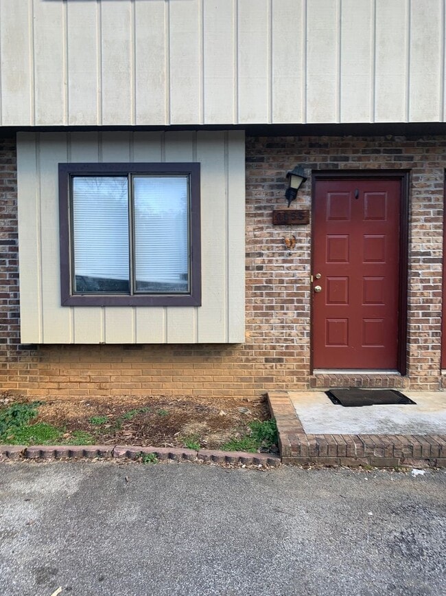 Building Photo - 2 Bedroom / 1.5 Bath Townhouse, Kingsport TN