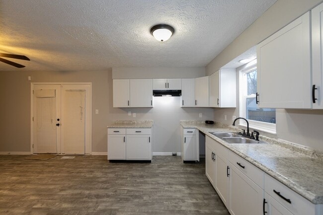 Building Photo - 3 bed 2.5 bath 2 story 2 car attached gara...