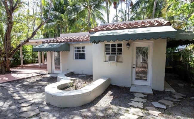 Building Photo - 3050 Alton Rd