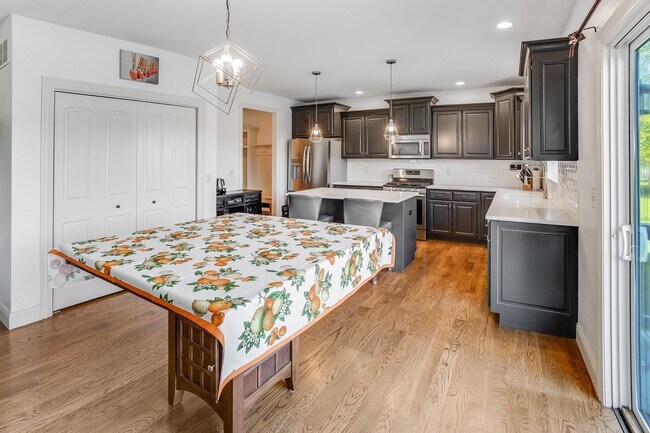 Building Photo - LUXURY 5 BEDROOM HOME AVAILABLE IN MAHOMET