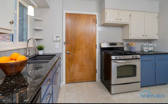 Building Photo - 4033 Hillandale Rd