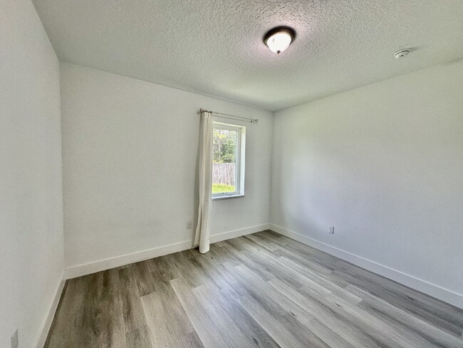 Building Photo - SHARING A BEAUTIFUL LARGE HOME