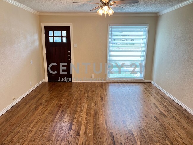 Building Photo - Spacious 2/1/1 in Oak Cliff For Rent!