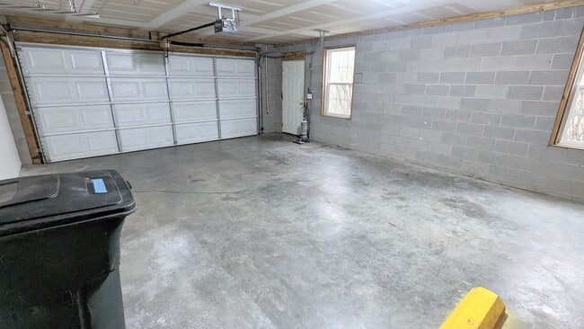 Building Photo - 2/2 Home with Office/Bath/Closet