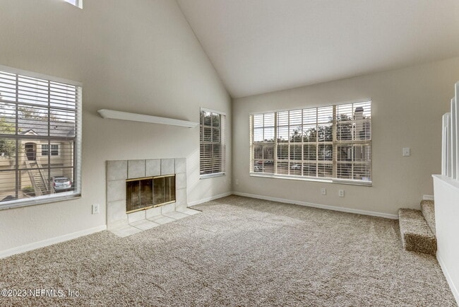 Building Photo - 13700 Richmond Park Dr N