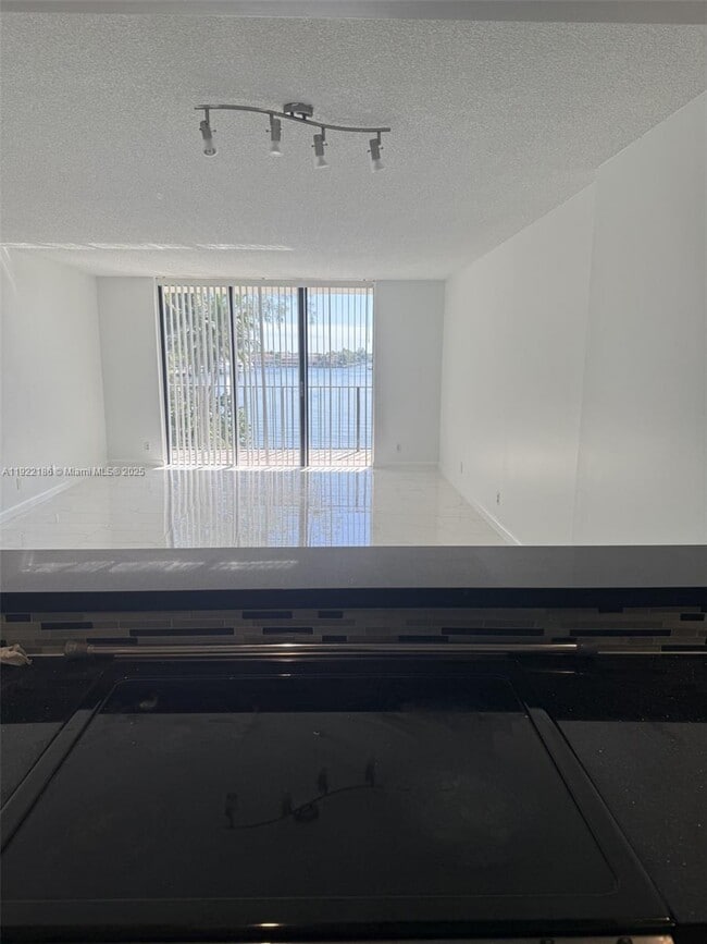 Building Photo - 18151 NE 31st Ct