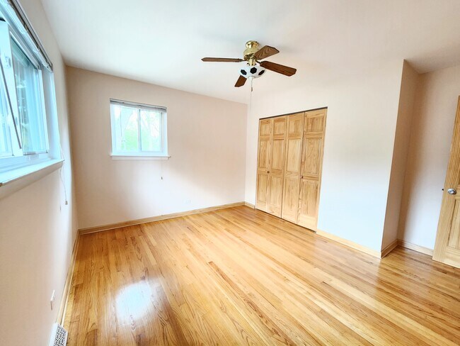 Building Photo - 711 E Main St