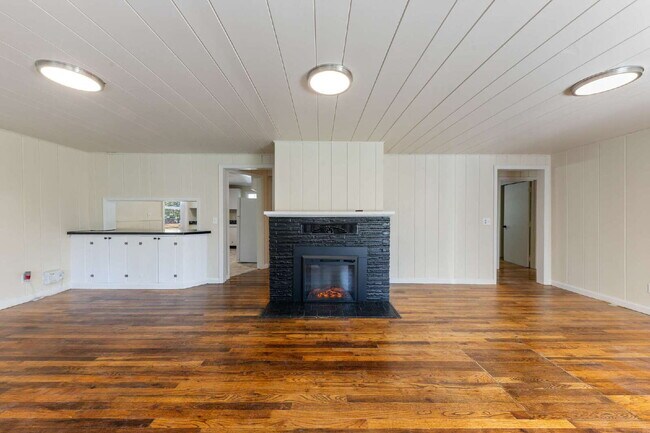 Building Photo - *MOVE IN SPECIAL!* Updated 3 bedroom duplex