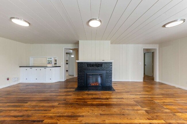 Building Photo - Updated 3 bedroom duplex