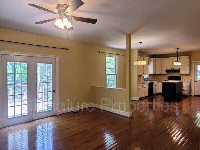 Building Photo - 105 Oakwood Dr
