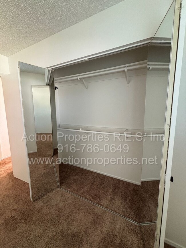 Building Photo - Roseville Condo all one level: 2 Bedroom 1 Bathroom Single Level, Large Living Room Central Heat ...